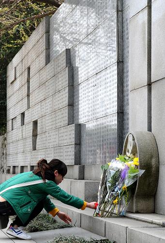 清明節(jié)前夕,成千上萬的南京市民、學(xué)生和外地游人來到侵華日軍南京大屠殺遇難同胞紀(jì)念館參觀祭奠,憑吊被侵華日軍殺害的同胞。這是4月4日,市民向遇難者名單墻獻(xiàn)花。新華社記者 孫參 攝