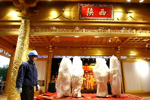 上海世博園內(nèi)的陜西館(4月3日攝)。陜西館以“人文長安之旅”為主題,串起“千年帝都”“千里秦嶺”“千載文華”“千人英姿”四大展示內(nèi)容,向世界展現(xiàn)陜西“昔日皇家園林、今日百姓家園”的美好生活場景。新華社記者 陳飛 攝