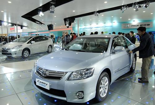 4月27日,北京車展現(xiàn)場,豐田展出的混合動力“凱美瑞”車型受到參觀者的關注,新能源汽車成為本次車展的一大亮點。新華社發(fā) (張宇 攝)