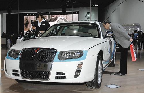 4月27日,北京車展現(xiàn)場,榮威展出的混合動力汽車吸引了觀眾的視線,新能源汽車成為本次車展的一大亮點。新華社發(fā) (張宇 攝)