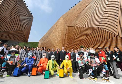 5月1日,參加加拿大館開(kāi)館儀式的嘉賓和全體工作人員在展館前合影留念。當(dāng)日上午9時(shí),位于上海世博園C片區(qū)的加拿大館舉行開(kāi)館儀式。新華社記者 王頌 攝