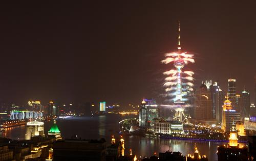 4月30日晚,黃浦江畔的東方明珠塔被燈光、焰火裝扮得分外美麗。當(dāng)晚,中國2010年上海世博會(huì)開幕式大型燈光噴泉焰火表演在上海舉行。新華社記者 陳建力 攝