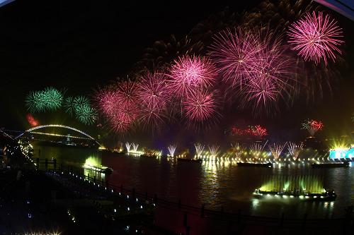 4月30日,中國(guó)2010年上海世博會(huì)開(kāi)幕式大型燈光噴泉焰火表演在上海舉行。新華社記者 邢廣利 攝