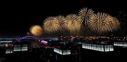 4月30日,中國(guó)2010年上海世博會(huì)開(kāi)幕式大型燈光噴泉焰火表演在上海舉行。新華社記者 陳曉偉 攝