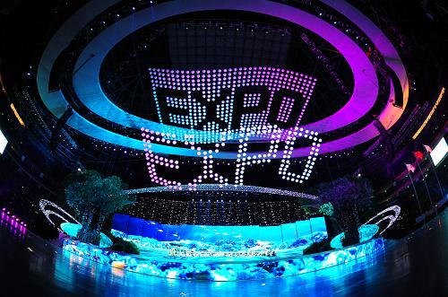 4月30日,中國2010年上海世博會開幕式文藝表演在上海世博園世博文化中心舉行。這是舞臺上方出現(xiàn)“EXPO”——世博會字樣。新華社記者 張鐸 攝
