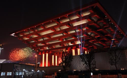 4月30日,中國(guó)2010年上海世博會(huì)開(kāi)幕式大型燈光噴泉焰火表演在上海舉行。新華社記者 王定昶 攝