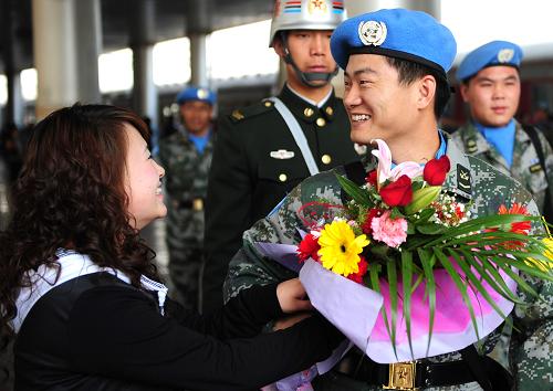 5月1日,一位維和戰(zhàn)士在呼和浩特火車站接受親人獻上的鮮花。當日,內蒙古軍區(qū)第四批赴利比里亞維和官兵第一梯隊120人圓滿完成維和任務,返回駐地呼和浩特,受到了部隊領導、戰(zhàn)友和當?shù)厝罕姷臒崃覛g迎。據(jù)了解,內蒙古軍區(qū)第四批赴利比里亞維和官兵共有240人,于去年8月份分批奔赴利比里亞。新華社記者 任軍川 攝