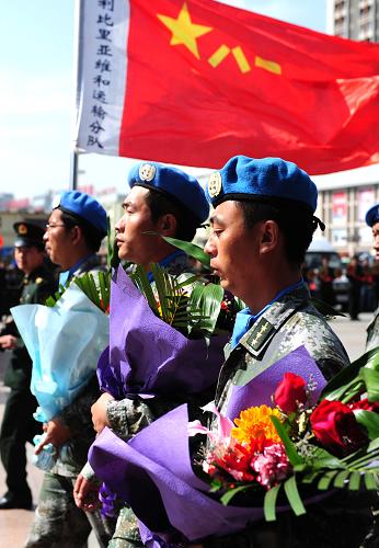 5月1日,維和官兵手捧鮮花在呼和浩特市火車站列隊。新華社記者 任軍川 攝