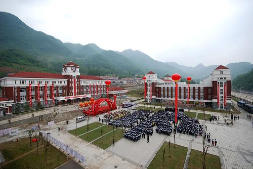 5月12日,陜西略陽縣天津高級(jí)中學(xué)的師生在新校園舉行“5·12”汶川地震兩周年紀(jì)念活動(dòng)。新華社發(fā)(王偉 攝)