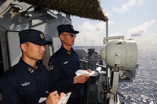 5月13日,在亞丁灣東部海域,中國海軍護航編隊“廣州”艦信號兵記錄韓艦信號。新華社記者 劉春暉 攝