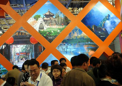 5月18日,在河北省廊坊市會(huì)展中心,觀眾在旅游推介展區(qū)參觀。5月18日,中國·廊坊國際經(jīng)濟(jì)貿(mào)易洽談會(huì)在河北廊坊市開幕。本屆洽談會(huì)以“攜手環(huán)渤海、共享新商機(jī)”為主題,以推動(dòng)經(jīng)濟(jì)發(fā)展方式轉(zhuǎn)變和結(jié)構(gòu)調(diào)整為主線,突出高新技術(shù)、先進(jìn)制造和現(xiàn)代服務(wù)業(yè)等重點(diǎn)領(lǐng)域的產(chǎn)業(yè)招商,以項(xiàng)目推介、論壇峰會(huì)和貿(mào)易展覽等系列交流洽談活動(dòng)為載體,打造環(huán)渤海區(qū)域合作、中外企業(yè)合作的“共享”平臺(tái)。新華社記者 鞏志宏 攝