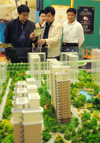 5月18日,在河北省廊坊市會(huì)展中心,觀眾在參觀“智慧社區(qū)·智慧建筑展”展區(qū)。新華社記者 鞏志宏 攝
