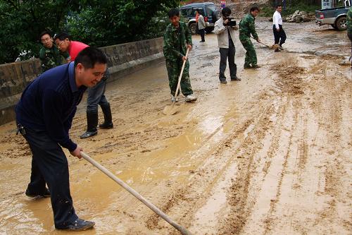 5月18日,貴州省德江縣穩(wěn)坪鎮(zhèn)道路交通多處中斷,民兵應(yīng)急分隊在清理泥石流。記者從貴州省防汛抗旱指揮部了解到,5月17日8時至18日8時,貴州省東北部出現(xiàn)強降雨天氣,銅仁地區(qū)德江縣遭受洪澇災(zāi)害,5萬余人受災(zāi),百余間房屋倒塌,農(nóng)作物受災(zāi)3.46千公頃。新華社發(fā)