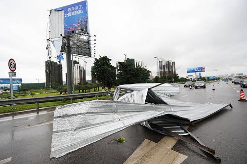 5月19日,廣西柳州市陽和工業(yè)新區(qū)一大型戶外廣告牌被大風(fēng)吹掉一角。當(dāng)日凌晨4時(shí)許,廣西柳州市市區(qū)遭遇瞬時(shí)7級大風(fēng),造成多處房屋屋頂被掀翻。受冷空氣和暖濕氣流共同影響,5月19日至20日,廣西北部和東部地區(qū)遭遇一次強(qiáng)降雨天氣過程。廣西壯族自治區(qū)氣象局18日宣布啟動(dòng)重大氣象災(zāi)害Ⅳ級應(yīng)急響應(yīng)。新華社記者 李斌 攝