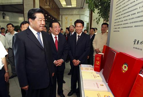 5月20日,中國文史出版社成立30周年座談會和成果展在京舉辦。中共中央政治局常委、全國政協(xié)主席賈慶林給座談會發(fā)來賀信并參觀了成果展。新華社記者 謝環(huán)馳 攝