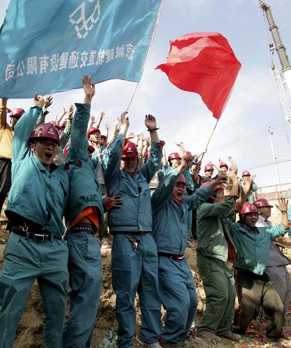 5月20日,北京城建集團(tuán)工人慶祝亦莊線結(jié)構(gòu)工程全線貫通。新華社發(fā)(黎方益 攝)