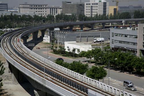 這是5月20日拍攝的北京軌道交通亦莊線高架橋工程。新華社發(fā)(黎方益 攝)