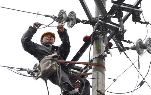 圖為電力工人加緊搶修受損線路(5月19日攝)。5月18日下午到19日,福建西北部地區(qū)出現(xiàn)強雷電、雷雨大風(fēng)、短時強降水、冰雹、龍卷風(fēng)等強對流天氣,造成閩北地區(qū)5條110千伏線路、17條35千伏線路、103條10千伏線路跳閘。國家電網(wǎng)福建省電力公司緊急出動搶修人員1200多人次,車輛100余輛次,全力展開搶修保電工作。截至20日15時,僅剩2個變壓器因位置偏遠、天氣惡劣而暫時未能修復(fù),其余受損線路已全部恢復(fù)供電。目前,電力員工仍在加緊搶修。新華社記者 胡蘇 攝