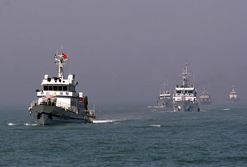 5月20日,山東海警、漁政聯合執(zhí)法船隊在海上編隊航行。新華社發(fā)(于啟波 攝)