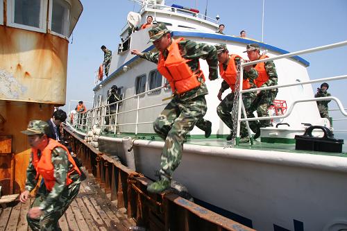 5月20日,山東海警官兵對可疑漁船例行執(zhí)法檢查。新華社發(fā)(于啟波 攝)