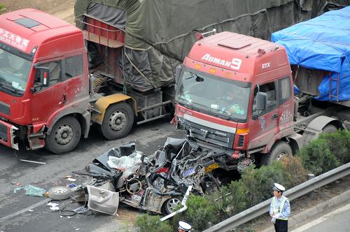 5月21日,交警正在交通事故現(xiàn)場(chǎng)進(jìn)行事故處置。5月21日10時(shí)30分許,甘肅蘭州境內(nèi)發(fā)生一起車輛連環(huán)相撞事故。一輛河南安陽(yáng)牌照的重型半掛車行駛至G30國(guó)道1862公里+300米處時(shí)失控,與先前因交通事故停放在超車道上的兩輛小客車碰撞,造成兩輛小客車上的8人當(dāng)場(chǎng)死亡,另有3人受傷。目前,事故后續(xù)處理工作正在進(jìn)行。新華社記者 宋常青 攝