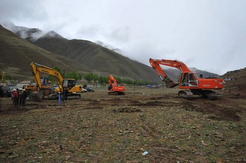 5月21日,在玉樹綠色農(nóng)業(yè)基地的一個工地上,挖掘機正在作業(yè)。新華社記者 吳光于 攝