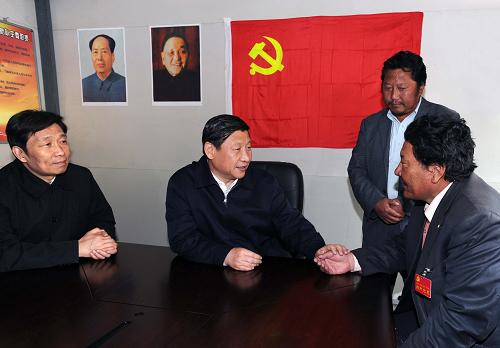 6月1日,中共中央政治局常委、中央書記處書記、國家副主席習(xí)近平專程趕赴青海玉樹地震災(zāi)區(qū),看望慰問災(zāi)區(qū)各族干部群眾和災(zāi)后重建人員,考察群眾安置情況和災(zāi)后重建工作。這是習(xí)近平在玉樹縣上拉秀鄉(xiāng)加吉娘村帳篷社區(qū)黨支部與基層黨員干部交談。新華社記者 李濤 攝