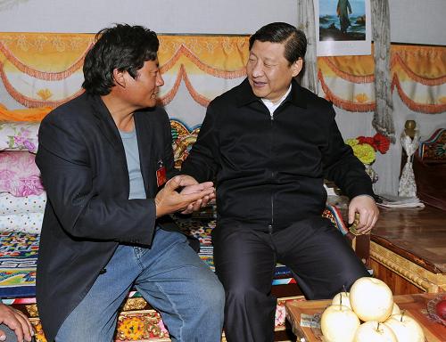這是習(xí)近平在玉樹縣上拉秀鄉(xiāng)加吉娘村藏族村民尕瑪松保家的帳篷內(nèi),詳細(xì)詢問他家生活還有什么難處。新華社記者 李濤 攝