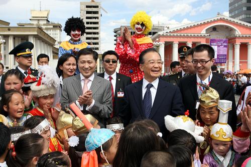 6月1日,國(guó)務(wù)院總理溫家寶在烏蘭巴托與蒙古國(guó)總理巴特包勒德舉行會(huì)談。會(huì)談前,巴特包勒德為溫家寶舉行了歡迎儀式。這是在歡迎儀式上,中蒙兩國(guó)總理和蒙古兒童在一起。新華社記者 姚大偉 攝