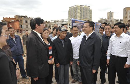 5月31日至6月2日,中共中央政治局常委、國(guó)務(wù)院副總理李克強(qiáng)在云南紅河哈尼族彝族自治州、昆明市考察。這是6月2日,李克強(qiáng)在昆明市趙家堆、李家堆改造片區(qū)考察危舊房改造工作并看望居民。新華社記者 黃敬文 攝