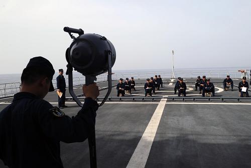 6月3日,信號(hào)兵在“微山湖”艦后甲板進(jìn)行信號(hào)專業(yè)燈光信號(hào)拍發(fā)比賽。新華社記者 劉春暉 攝