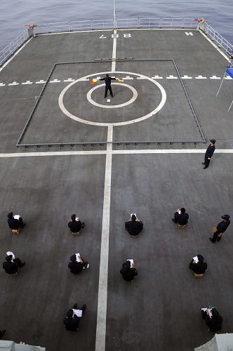 6月3日,信號(hào)兵在“微山湖”艦后甲板進(jìn)行信號(hào)專業(yè)手旗信號(hào)拍發(fā)比賽。新華社記者 劉春暉 攝