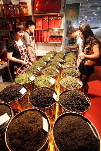 6月4日,參觀者在茶業(yè)交易博覽會(huì)上選購(gòu)茶葉。當(dāng)日,為期4天的2010中國(guó)(山東)茶業(yè)交易博覽會(huì)暨第二屆紫砂藝術(shù)節(jié)在濟(jì)南國(guó)際會(huì)展中心開(kāi)幕,來(lái)自海內(nèi)外的眾多展商參加。本屆茶博會(huì)以“綠色、有機(jī)、健康”為主題,展覽內(nèi)容涵蓋茶葉生產(chǎn)、加工、包裝等多個(gè)環(huán)節(jié)。博覽會(huì)期間還將舉辦“慢品生活”萬(wàn)人品茗、《飲茶與健康》學(xué)術(shù)講座等一系列文化藝術(shù)交流活動(dòng)。新華社發(fā)(梁志杰 攝)