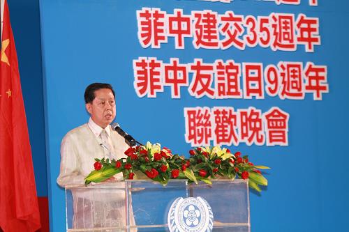 6月4日,在菲律賓首都馬尼拉,菲華商聯(lián)總會理事長黃禎潭在中菲建交35周年慶典上致辭。新華社記者 劉鵬 攝