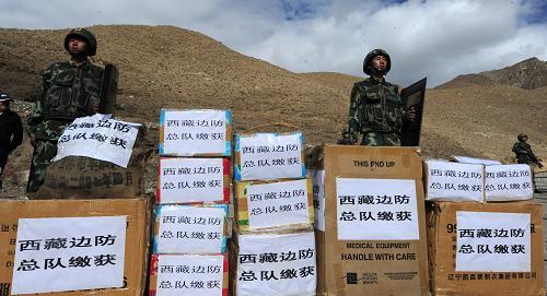 6月26日,兩名武警戰(zhàn)士在拉薩焚燒毒品現(xiàn)場值勤。新華社記者 格桑達(dá)瓦 攝
