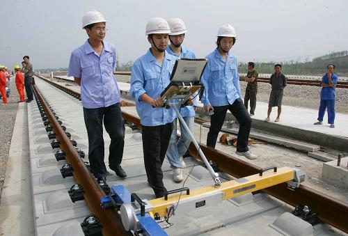 7月19日,中國鐵建的施工人員正在軌道上進行精確調(diào)試作業(yè)。新華社發(fā)(劉文 攝)