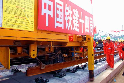 7月19日,中國鐵建的施工人員在京滬高鐵開始鋪軌。新華社發(fā)(姚航 攝)