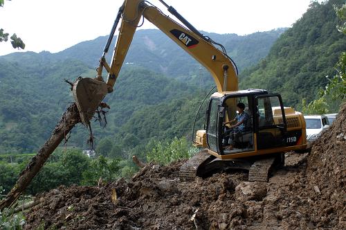 7月20日,在陜西嵐皋四季鄉(xiāng),搶險人員在搶修遭泥石流淹沒的公路。7月16日至18日晚,嵐皋全縣普降大到暴雨,17個鄉(xiāng)鎮(zhèn)降雨量均超過150毫米,其中10個鄉(xiāng)鎮(zhèn)超過200毫米。暴雨致使河水猛漲、山體崩塌、多處發(fā)生泥石流,全縣水毀路基123處,公路塌方315處,損毀橋涵121道,9條縣鄉(xiāng)道路全部中斷,村級道路損毀更為嚴重。新華社記者 丁海濤 攝