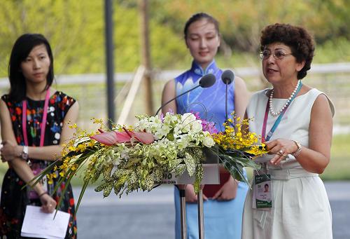 7月20日,全球環(huán)境基金主席兼首席執(zhí)行官莫妮卡·芭布在榮譽(yù)日慶?;顒?dòng)上致辭。上海世博會(huì)當(dāng)天迎來(lái)全球環(huán)境基金榮譽(yù)日。全球環(huán)境基金是聯(lián)合國(guó)發(fā)起建立的國(guó)際環(huán)境金融機(jī)構(gòu),成立于1991年,目前有182個(gè)成員?;鸬淖谥际且蕴峁┵Y金援助和轉(zhuǎn)讓無(wú)害技術(shù)等方式幫助發(fā)展中國(guó)家防止氣候變化、保護(hù)生物物種、保護(hù)水資源。新華社記者 裴鑫 攝