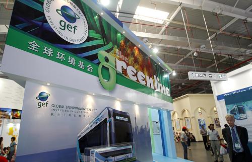 全球環(huán)境基金在國(guó)際組織聯(lián)合館內(nèi)展示該組織與中國(guó)科技部合作的中國(guó)燃料電池公共汽車商業(yè)化示范項(xiàng)目(7月20日攝)。新華社記者 裴鑫 攝