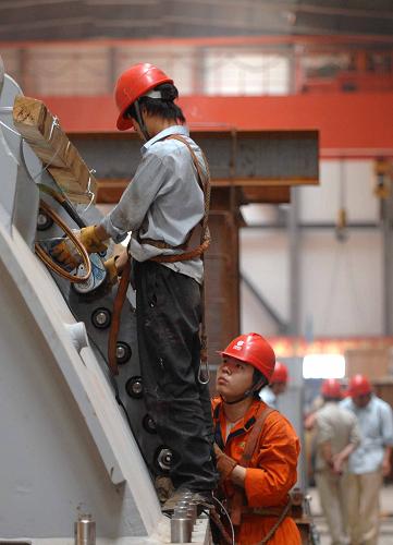 7月20日,施工人員正在百萬(wàn)千瓦超超臨界空冷機(jī)組前檢查各類(lèi)已安裝的設(shè)備。新華社發(fā)(彭昭之 攝)