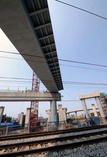 7月20日,蒲黃榆快速路跨豐雙鐵路架梁現(xiàn)場。新華社記者 李文 攝