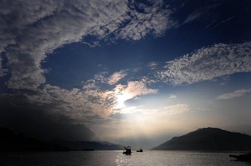 7月20日,秭歸縣清漂隊(duì)的清漂船只在庫區(qū)進(jìn)行清漂作業(yè)。新華社記者 程敏 攝