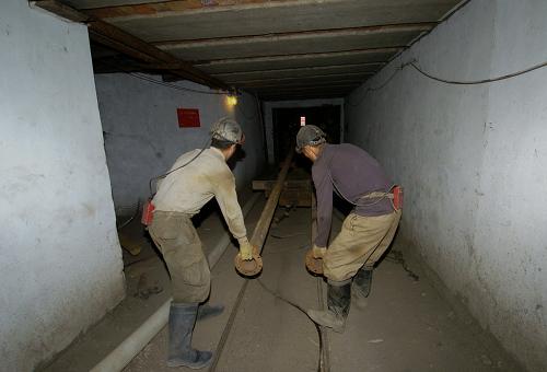 7月20日,在“7·18”芨芨臺子煤礦2號井透水事故現(xiàn)場,救援人員正在架設(shè)排水管道。新華社記者 高健鈞 攝