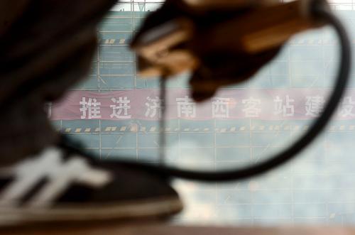 7月21日,在京滬高鐵濟南西客站施工現(xiàn)場,焊工在工作。新華社記者 郭緒雷 攝