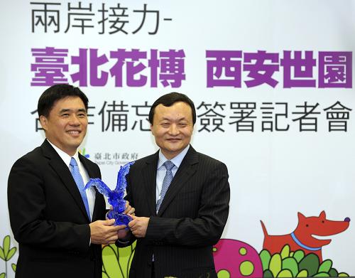 7月22日,2011西安世界園藝博覽會籌備辦公室主任王軍(右)在臺北向臺北市長郝龍斌贈送禮物。新華社發(fā)(吳景騰 攝)
