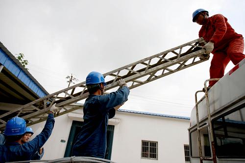 7月22日,在安徽省淮北供電公司電網(wǎng)迎峰度夏(防汛)事故應(yīng)急演練中,員工在準(zhǔn)備物資對(duì)電網(wǎng)進(jìn)行應(yīng)急搶險(xiǎn)作業(yè)。新華社發(fā)(王文 攝)