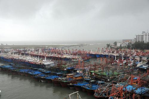 7月23日,廣西北海電建一級(jí)漁港內(nèi)停泊了大批漁船。新華社記者 閆祥嶺 攝