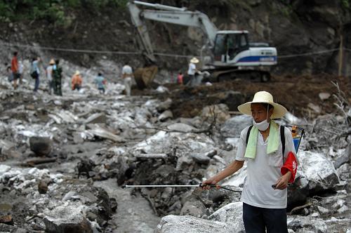 7月23日,在造成29人失蹤的安康市漢濱區(qū)七堰村滑坡現(xiàn)場,一位防疫人員在噴灑消毒水。新華社記者 丁海濤 攝