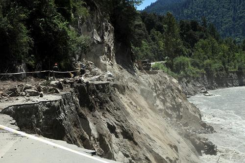 這是7月31日拍攝的川藏公路波密段一段垮塌的道路。7月31日下午,川藏公路波密段再度爆發(fā)大規(guī)模泥石流,致使武警交通部隊(duì)前期奮戰(zhàn)100多個(gè)小時(shí)回填的2100立方米便道路基被完全沖毀,該段道路搶通工作又將從零開(kāi)始。新華社發(fā)(劉云 攝)